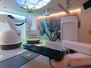 نظام الجراحة الروبوتية بالإشعاع "سايبرنايف"