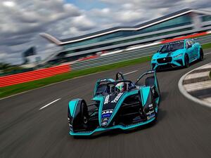 أكد الفريق البريطاني اليوم اختيار السائقين البرازيلي نيلسون بيكيه الابن والنيوزيلندي ميتش إيفانز لتمثيل الفريق مرة أخرى في الموسم الخامس من سلسلة بطولة "إيه بي بي فورمولا إي".