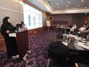 السيدة ندى العولقي، مديرة تخطيط الأعمال والأداء بمؤسسة قطر، تستعرض نتائج الدراسة الاستقصائية.