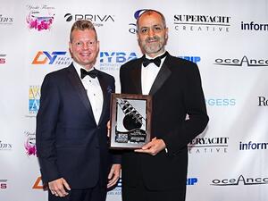   السيد ناصر بن محمد الشعالي، يتسلم جائزة أفضل رجل أعمال لهذا العام بالنيابة عن والده السيد محمد حسين الشعالي رئيس مجلس إدارة شركة جلف كرافت خلال حفل توزيع الجوائز الذي أقيم في ولاية فلوريدا الأمريكية.