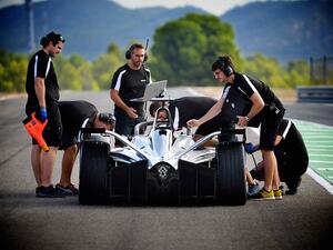 سيارة نيسان الكهربائية الجديدة بالكامل