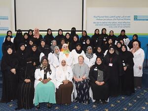 أشادت الدكتورة نيكولا رايلي، الرئيس التنفيذي للتمريض في مؤسسة حمد الطبية بالدور المحوري الذي تؤديه أكثر من 8800 من كوادر التمريض والقبالة.