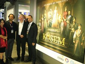 : إيزيت بنتو، المدير التنفيذي لشركة "غلوبال إيجنسي"، وديفيد بوتوراك الرئيس التنفيذي لشبكة "أو إس إن"، و تيمور سافاسي، الرئيس التنفيذي لشركة "تيمس للإنتاج"، وخلود أبو حمص، نائب الرئيس الأول للبرامج والخدمات الإبداعية في شبكة "أو إس إن