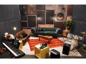 خلال شهر رمضان المبارك، يمكن لأعضاء مجتمع أصلي العمل على مدار الساعة في استديو أصلي بمدينة دبي للإعلام.