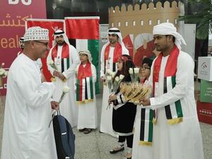 قام موظفو المطار باستقبال الزوار العمانيين القادمين إلى الإمارات عبر المطار لقضاء إجازاتهم في ربوع الدولة بالهدايا التذكارية والورود والضيافة.