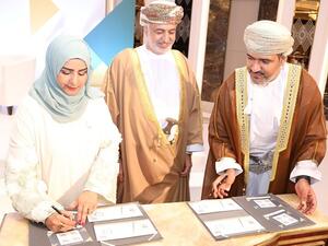 خلال حفل التوقيع