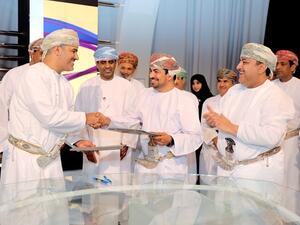 أصدر بريد عُمان طابعاً بريدياً تذكارياً من تصميم وتنفيذ الهيئة العامة للإذاعة والتلفزيون.