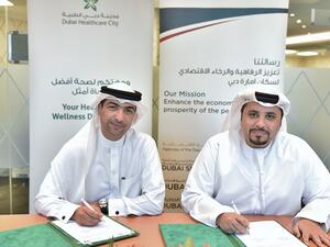 عمر بوشهاب، المدير التنفيذي لقطاع التسجيل والترخيص التجاري في اقتصادية دبي؛ والدكتور رمضان البلوشي، الرئيس التنفيذي في سلطة مدينة دبي الطبية - القطاع التنظيمي