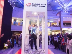أحد المشتركين في مسابقة "صيد الكاش" الفريدة من نوعها 
