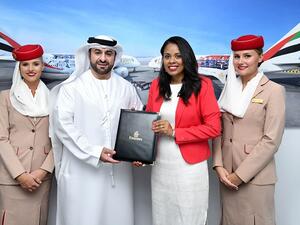 أورهان عباس، نائب رئيس أول طيران الإمارات للعمليات التجارية لمنطقة أفريقيا وشيرين فرنسيس الرئيس التنفيذي لهيئة السياحة في سيشيل.