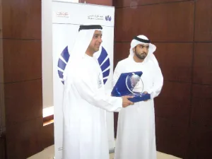 أحمد عبدالله بن لاحج يتسلم درع تذكاري من  راشد الفلاسي مدير المشاريع الخيرية بجمعية دبي الخيرية