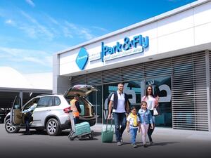 توفر خدمة Park & Fly الجديدة لمواقف السيارات وتسجيل الدخول، وقت المسافرين ومجهودهم بعيداً عن الازدحام المروري المعتاد وطوابير الإنتظار في المطار.