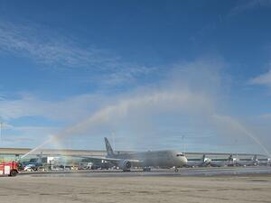 استقبال الرحلة الأولى للاتحاد للطيران بين أبوظبي وبرشلونة بتحية خراطيم المياة التقليدية عند وصولها إلى مطار برشلونة الدولي. 