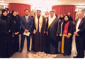 سعادة سلطان الكيتوب النعيمي وسعادة جمال بن حويرب يتوسطان الطلاب المشاركين في الزيارة