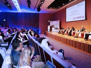 المتحدثون المشاركون في الجلسة العامة الأولى يناقشون تأثير الحروب والصراعات على الأسر