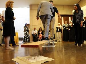 المشاركون في البرنامج الأكاديمي التدريبي العالمي للقيادات الشابة العاملة في قطاع سلامة المرضى يؤدون أنشطة لبناء الفريق.   