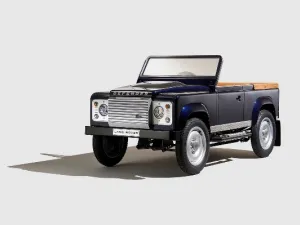 سيارة ديفندر Pedal Car 