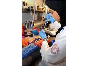 باحثة خلال مشاركتها في البرنامج التدريبي في بحوث الطب الحيوي