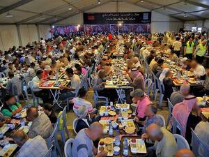 شارك فريق من متطوعي الملكية الأردنية في تقديم وجبات الإفطار الساخنة لأكثر من 1600 صائم وصائمة من الأفراد والأسر المحتاجة وأطفالهم الذين حضروا مائدة الافطار.