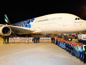 في استقبال طائرة الإمارات A380 على أرض مطار أوساكا.