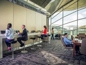 صالة درجة رجال الأعمال (كراون) التابعة للملكية الأردنية بمطار الملكة علياء الدولي