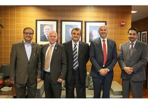 المدير العام الرئيس التنفيذي للملكية الأردنية ستيفان بيشلر ورئيس جمعية وكلاء السياحة والسفر الأردنية محمد سميح وأعضاء الجمعية ورئيس دائرة المبيعات والتسويق محمود العزام.