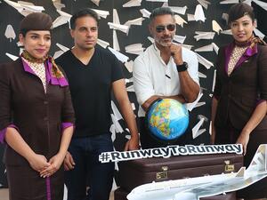 مصمما الأزياء الهنديان شانتانو ونخيل يزوران معرض الاتحاد للطيران ضمن أسبوع لاكمي للموضة في مومباي مع مضيفات الاتحاد للطيران.