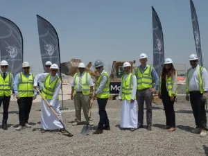 طلال الهاشمي المدير التنفيذي للعميات، وجيرمي ألستون نائب رئيس أول منطقة الشرق الأوسط وشمال أفريقيا يضعان حجر الأساس لشركة سي آند جي لخدمات الطاقة في جافزا