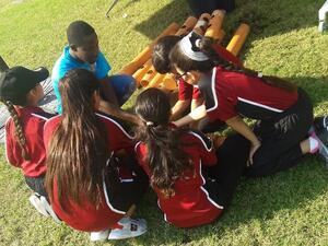 الأطفال يستمتعون بأنشطة برنامج "امرح وتعلم" الذي تقدمه حديقة القرآن النباتية في حديقة الأكسجين بالمدينة التعليمية.