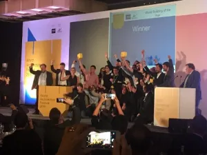 الفائزون بمهرجان الفن المعماري العالمي لعام 2015 يحملون جوائزهم