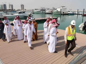 مشاركون في المخيم المهني الشتوي خلال زيارتهم الميدانية لمدينة لوسيل