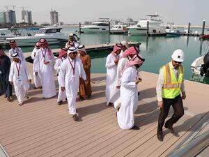 مشاركون في المخيم المهني الشتوي خلال زيارتهم الميدانية لمدينة لوسيل