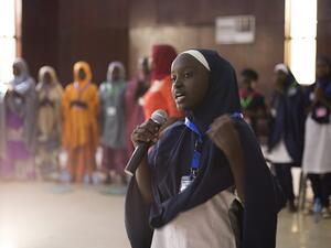 متأهلة للمنافسة على جوائز مؤتمر وايز لعام 2018 من مبادرة 'نادي الفتيات الآمن' تتدرب للحديث عن مشروعها.