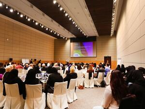 معلمون بالمدارس القطرية يستمعون إلى الدكتور ديفيد وايتبريد أثناء إلقائه للخطاب الرئيسي حول التعليم في مرحلة الطفولة المبكرة خلال لقاء "وايز في الدوحة"