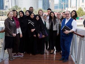 خبراء مجلس قطر للمباني الخضراء مع طلاب جامعة نورثويسترن في قطر خلال زيارتهم لمركز مشيرب لإثراء المجتمع