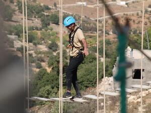 طلاب أكاديمية قطر للقادة يحضرون مخيم الطموح القيادي في الأردن.