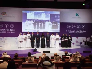 الصورة الجماعية للفائزين في مسابقة معرض قطر الأول للعلوم والهندسة