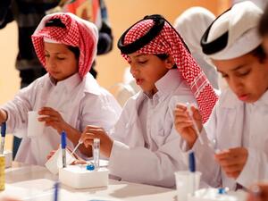 الأطفال يشاركون في تجربة علمية صُممت خصيصاً لليوم الوطني بخيمة مؤسسة قطر في درب الساعي