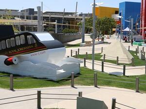 الملكية الأردنية تُهدي متحف الأطفال مجسماً لإحدى طائراتها