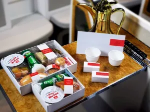 علب الإفطار الرمضاني، ذات التصميم الأنيق والجديد، التي تقدمها طيران الإمارات لركابها الصائمين على الرحلات