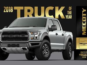 سحق F-150 رابتر الجبار من فورد كافة الشاحنات المنافسة ليتمّ اختياره شاحنة العام.