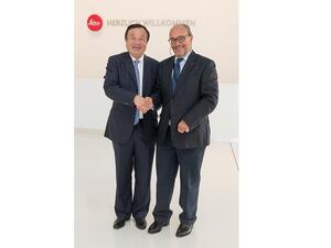 رن تشنغفي، الرئيس التنفيذي لشركة "هواوي و السيد ماركوس ليمبرجر، الرئيس التنفيذي للعمليات في شركة الكاميرات الألمانية