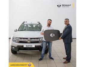 تسلم السيد محمد عبد المحسن العبود الخضر الفائز من الكويت، مفاتيح سيارته الجديدة من مدير العلامة التجارية في شركة رينو البابطين كارل صليبا في معرض الري.