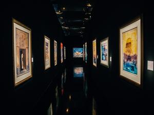 ستقطب المعرض الآلاف من عشاق الفنون والمهتمين بتاريخ دولة الإمارات العربية المتحدة وثقافتها