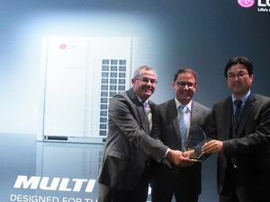 قام السيد هونج جون بتسليم الشركة النموذجية درع خاص بمناسبة اختارهم كأفضل موزع لشركة إل جي إالكترونيكس في المشرق العربي للعام 2016.