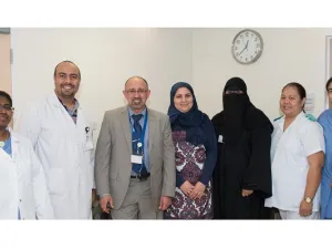 الدكتور أيمن والفريق الجراحي المشرف على إجراء العملية