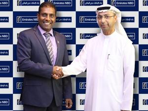 سيف سلطان عبدلله السلامي رئيس مجلس إدارة أموال للوساطة المالية، وديبتا بريماسينقا، رئيس خدمات قسم التقاص العام في بنك الإمارات دبي الوطني.