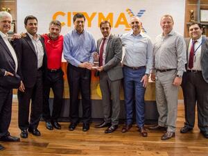 خلال إستلام الجائزة