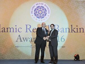 Sanjay Malhotra, Chief of Consumer Banking at DIB, receiving the award during the ceremony