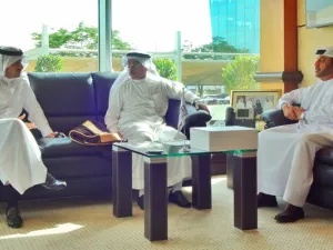 ابراهيم الجناحي نائب الرئيس التنفيذي للمنطقة الحرة لجبل علي مع نائب القنصل العام السعودي